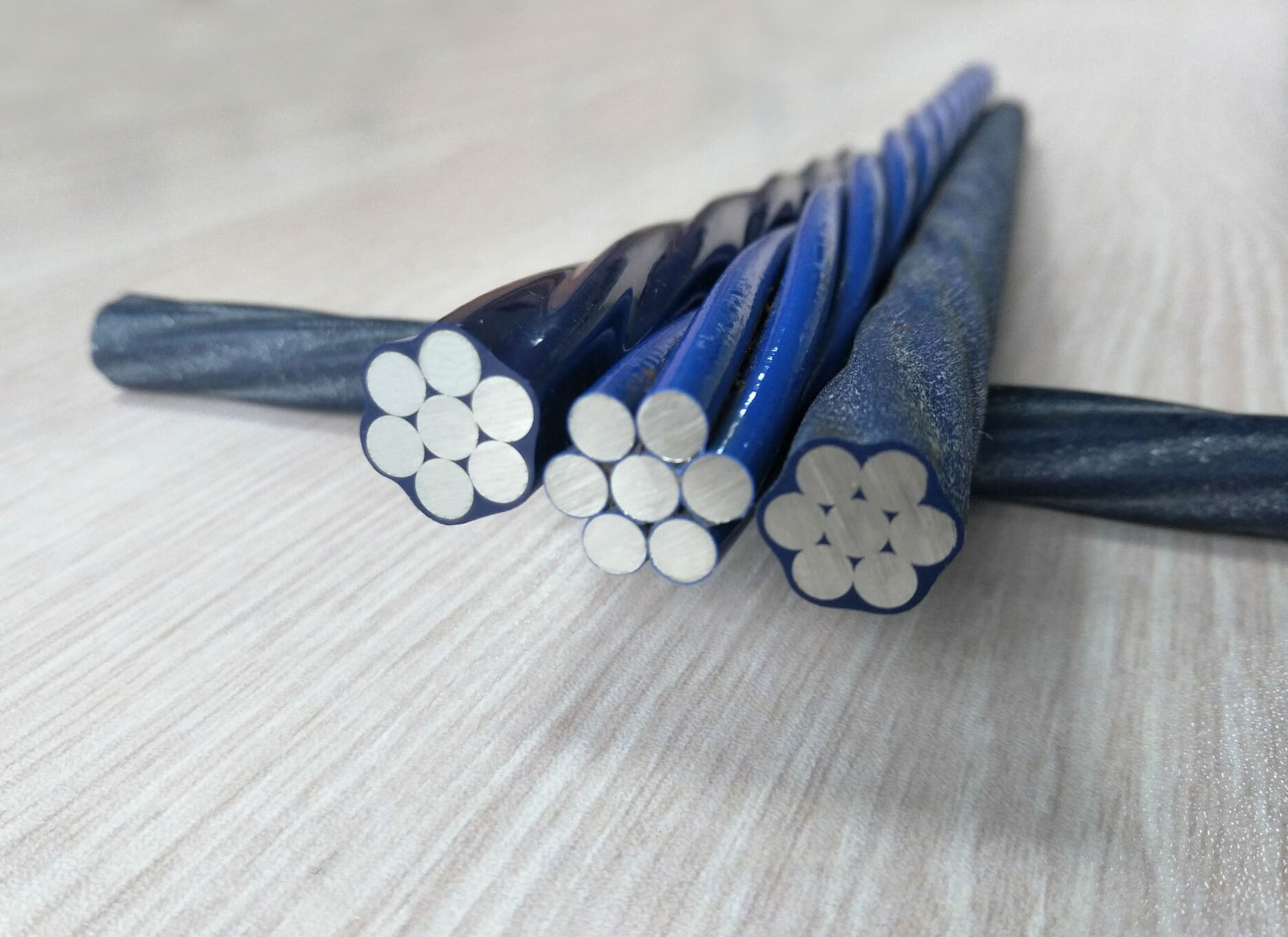 單絲塗覆環氧塗層預應力鋼絞線的(de)特點是(shì)什麽？